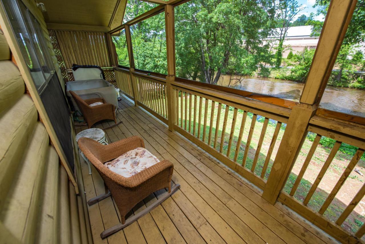 Cabin Close To Parkway Rd With River View 비둘기 포지 외부 사진