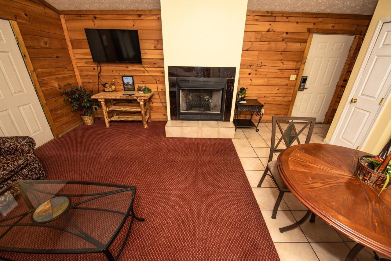 Cabin Close To Parkway Rd With River View 비둘기 포지 외부 사진